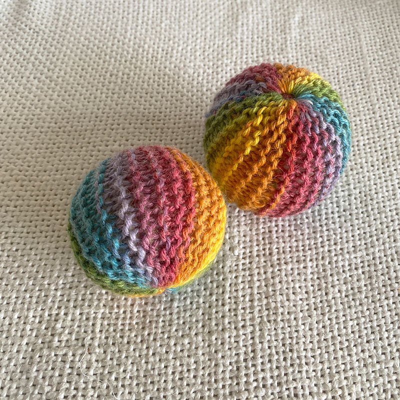 Palla arcobaleno morbida in lana per bambini