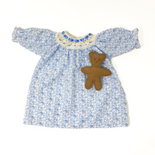 Camicia da notte a fiorellini azzurri per bambole - con orsetto