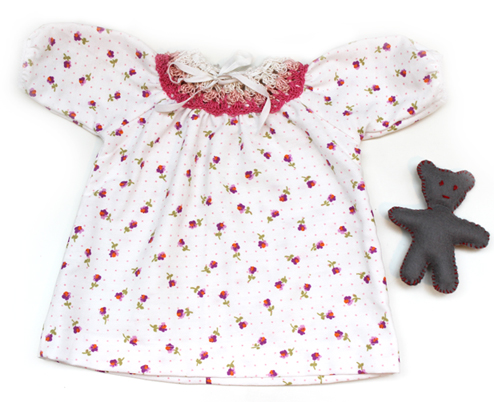 Camicia da notte bianca a fiorellini per bambole con orsetto- pezzo unico