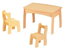 Tavolo e due sedie in legno - per bambole 