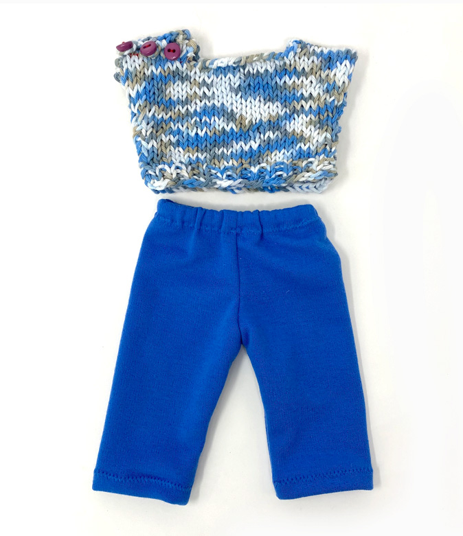 Pantaloni blu e golfino a maglia per bambole - pezzo unico