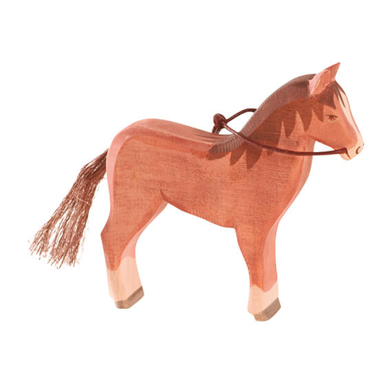 Cavallo marrone con le redini - in legno