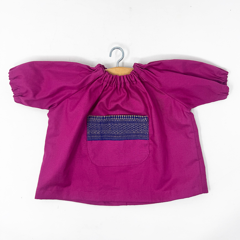 Grembiule per bambole per scuola e asilo - Magenta con fantasia