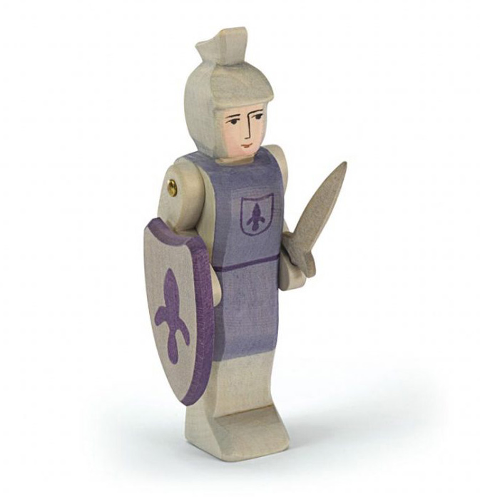 Cavaliere in piedi con scudo e spada 