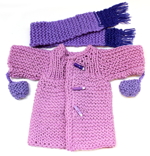 Cappottino per le bambole con guanti e sciarpa viola - pezzo unico
