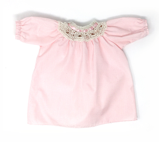 Camicia da notte rosa a quadretti per bambole - pezzo unico