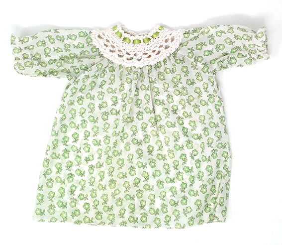 Camicia da notte a fiorellini verdi per bambole - pezzo unico