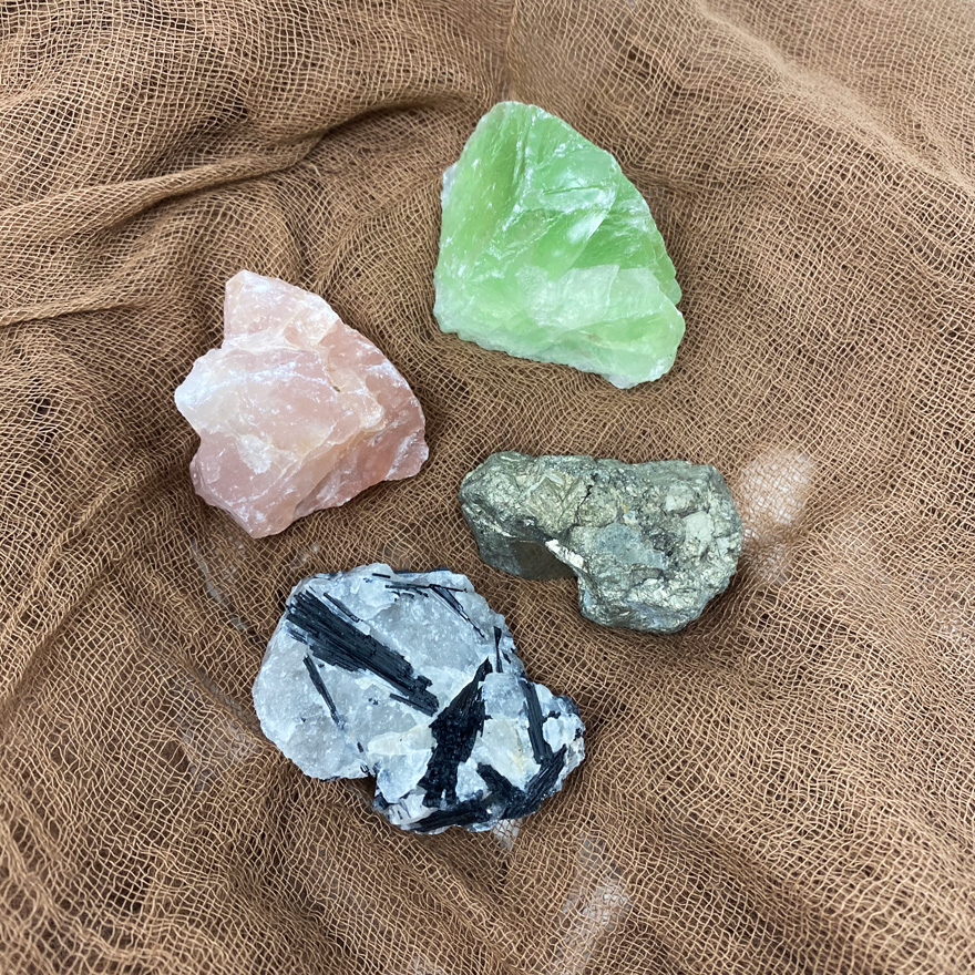 Set 4 Minerali - Quarzo Rosa, Quarzo Bianco e Nero, Fluorite Verde, Pirite