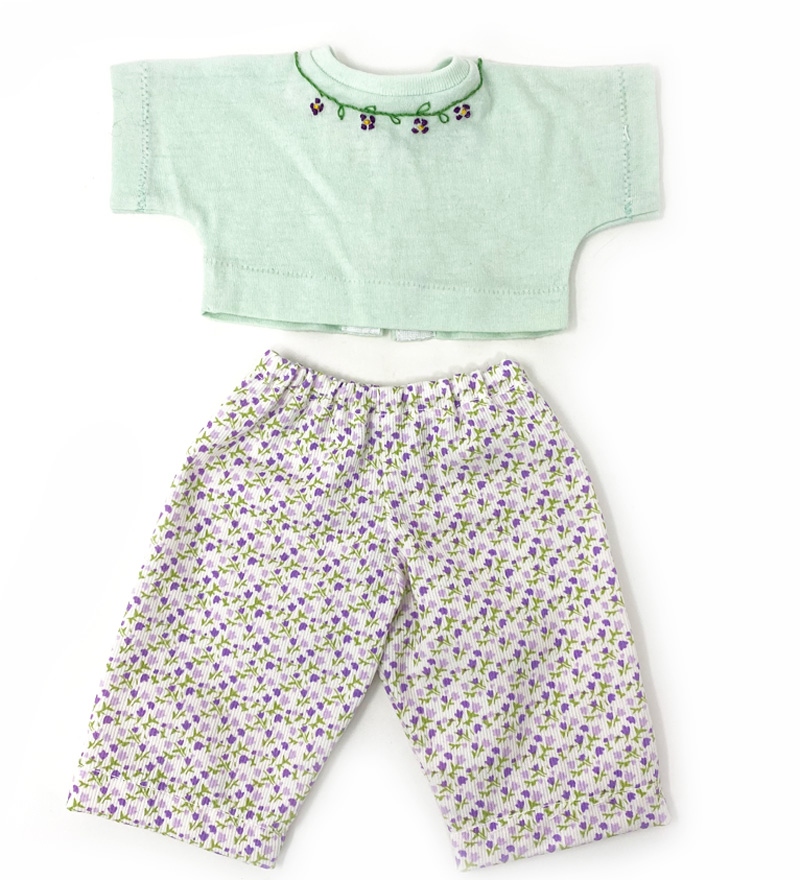 Pantaloni a fiorellini e maglietta verde ricamata - per bambole