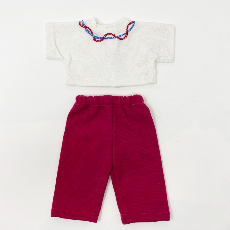 Pantaloni rossi e maglietta bianca con ricamo a mano - per bambole
